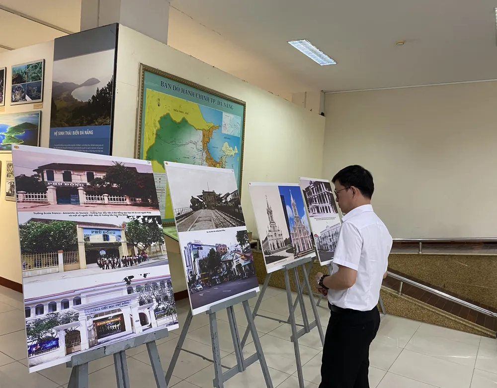 Người dân tham quan triển lãm ảnh “Kiến trúc Pháp tại Đà Nẵng”