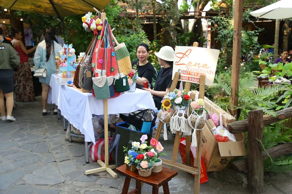 Những chiếc giỏ được đan bằng tay với nhiều gam màu bắt mắt