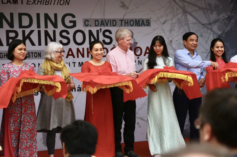 Ông David Thomas cắt băng khai mạc triển lãm. Ảnh: PHẠM NGA