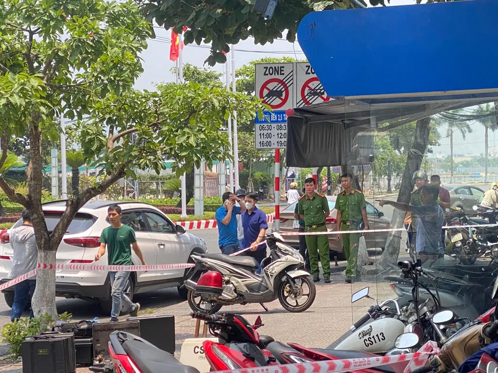 Công an làm việc tại hiện trường. Ảnh: PHẠM NGA Công an làm việc tại hiện trường. Ảnh: PHẠM NGA