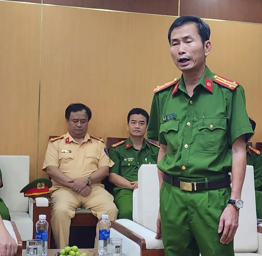 Thượng tá Trần Nam Hải báo cáo với lãnh đạo thành phố Thượng tá Trần Nam Hải báo cáo với lãnh đạo thành phố