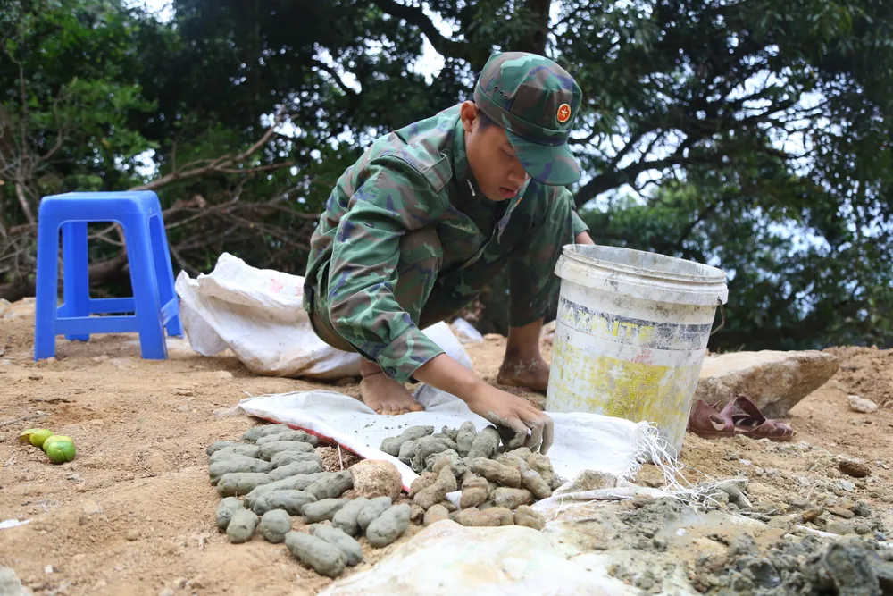 Đất sắt được dùng để che lấp những lỗ trên đá sau khi đặt thuốc nổ vào