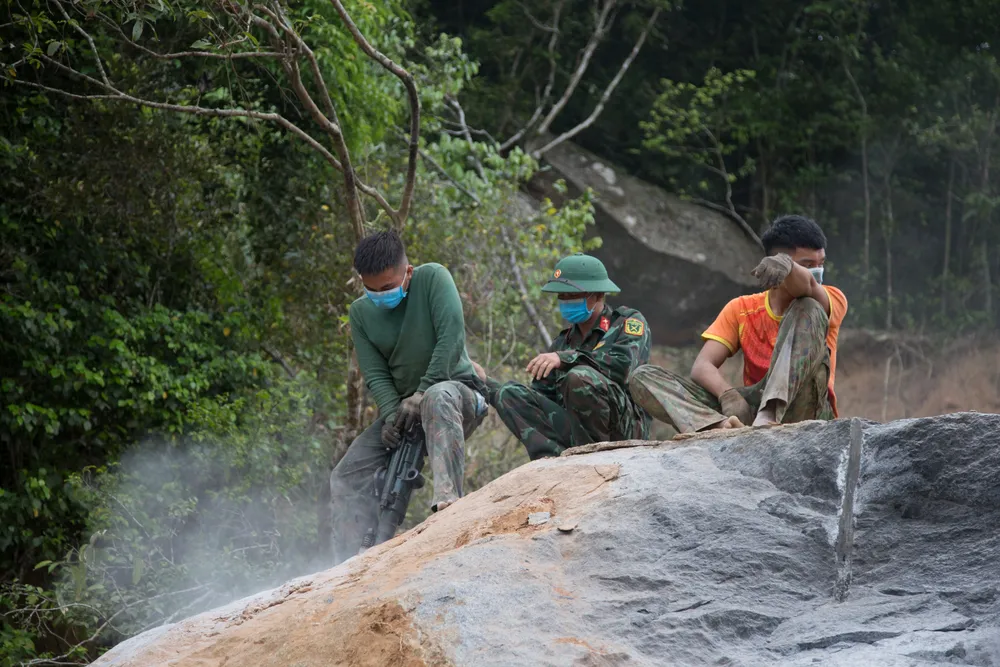 Lực lượng bộ đội khoan các khối đá lớn trước khi nổ mìn