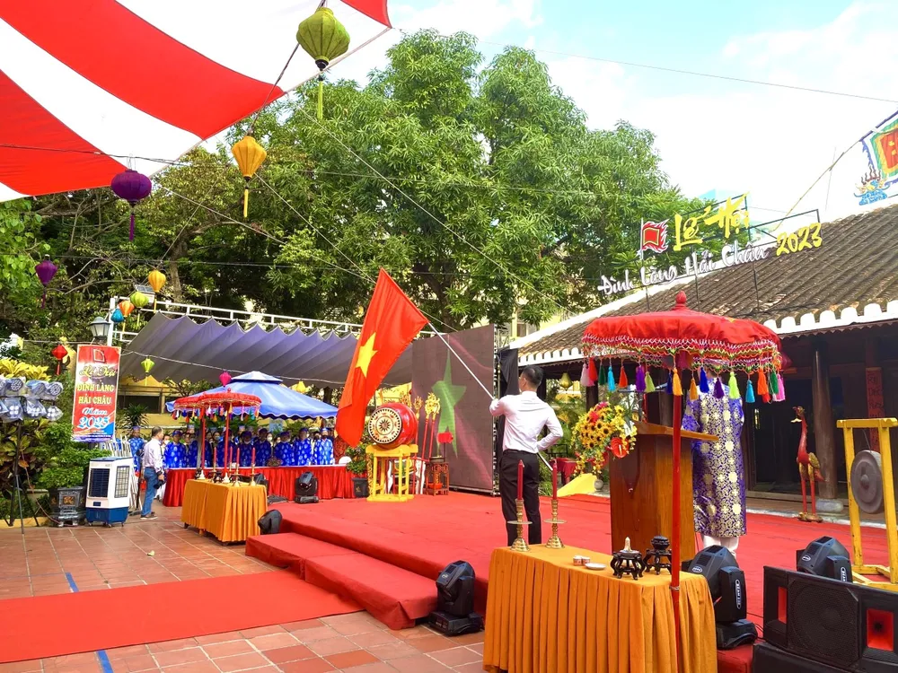 Nghi lễ chào cờ trước khi khai mạc Lễ hội Đình Làng Hải Châu. Ảnh: PHẠM NGA