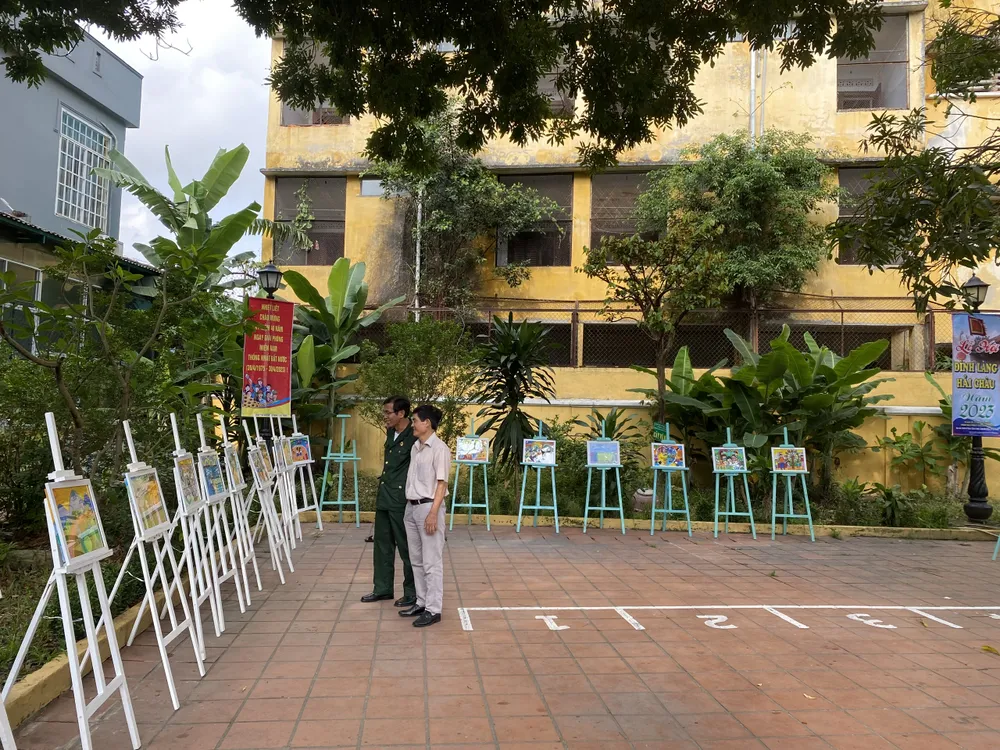 Triển lãm tranh "Em yêu quê hương". Ảnh: PHẠM NGA