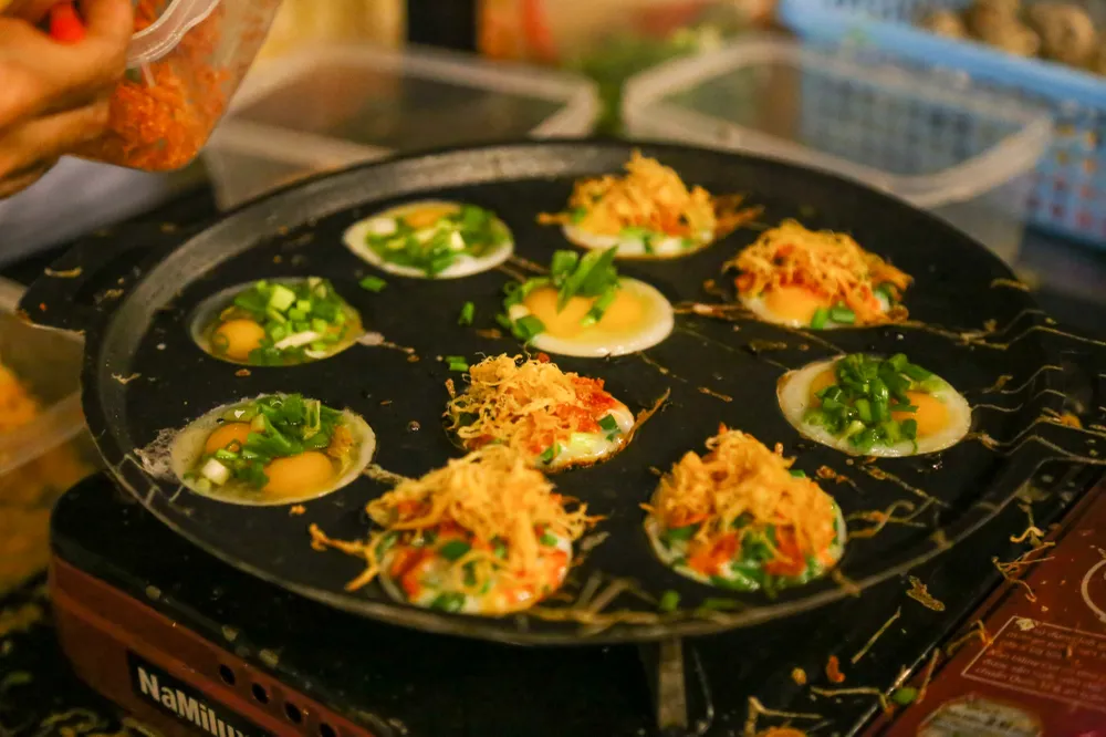 Phố ăn vặt Nam Ô là sản phẩm mới của du lịch Đà Nẵng, góp phần tạo nên sự sinh động, đa dạng trong phát triển du lịch của thành phố. Ảnh: PHẠM NGA