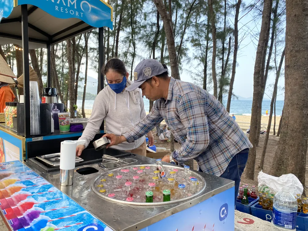 Các chủ xe chỉ bán các mặt hàng ăn vặt, nước ngọt, nước trái cây,... và không được bán thức uống có cồn. Ảnh: PHẠM NGA