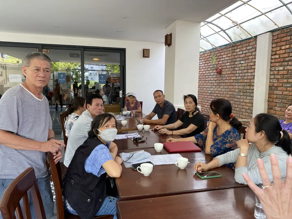 Người thân của 12 cụ già lưu trú tại cơ sở này bức xúc khi phát hiện dấu hiệu lừa đảo. Ảnh: PHẠM NGA