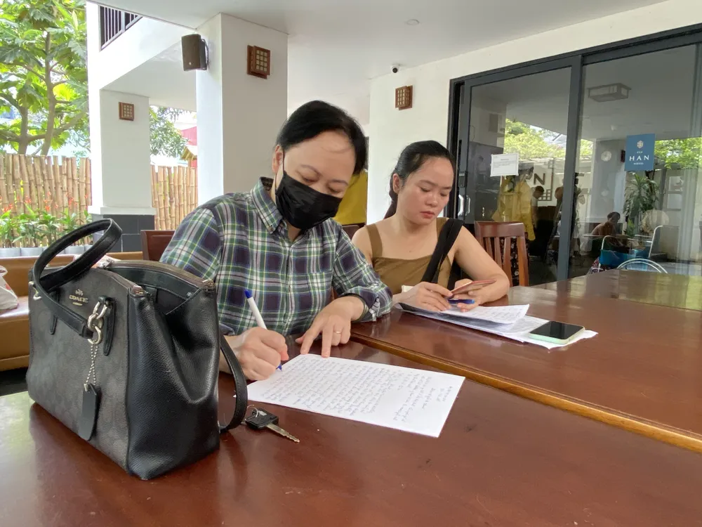 Người nhà của các cụ viết đơn tố cáo Công ty CP Y khoa Từ Tâm S-Merciful. Ảnh: PHẠM NGA