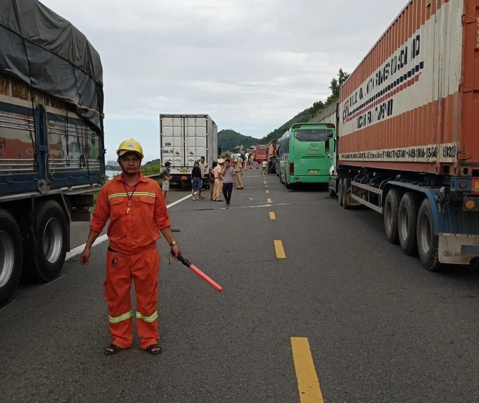 Lực lượng chức năng phân luồng giao thông tại hiện trường