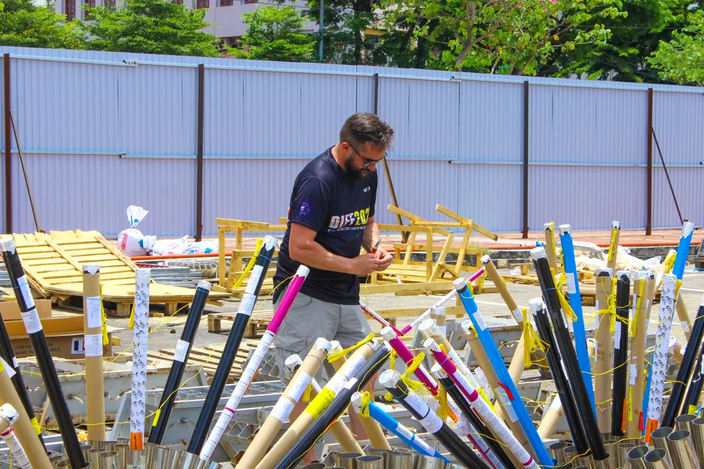 Mặc kệ nắng nóng, các thành viên đội ArtEventia vẫn cố gắng hoàn thành việc lắp đặt pháo. Ảnh: PHẠM NGA Mặc kệ nắng nóng, các thành viên đội ArtEventia vẫn cố gắng hoàn thành việc lắp đặt pháo. Ảnh: PHẠM NGA