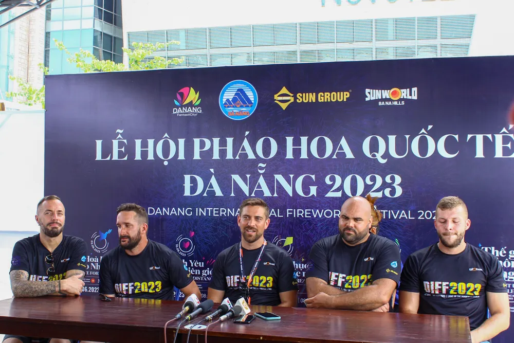 Đội pháo hoa của Pháp trả lời báo chí. Ảnh: PHẠM NGA Đội pháo hoa của Pháp trả lời báo chí. Ảnh: PHẠM NGA