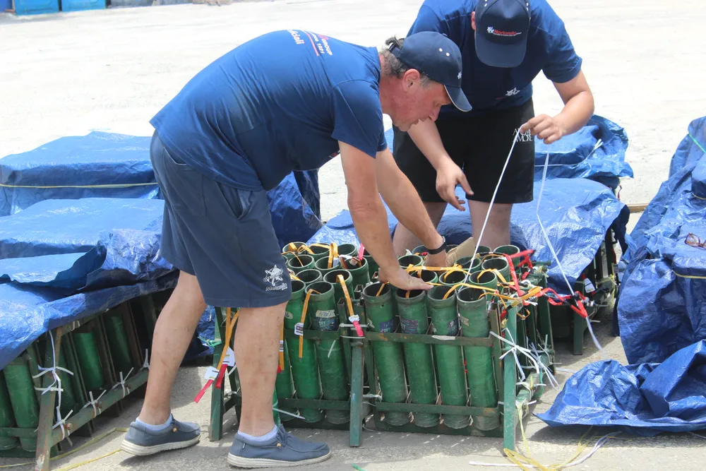 Các thành viên của đội pháo hoa Italy kiểm tra các ống pháo. Ảnh: PHẠM NGA