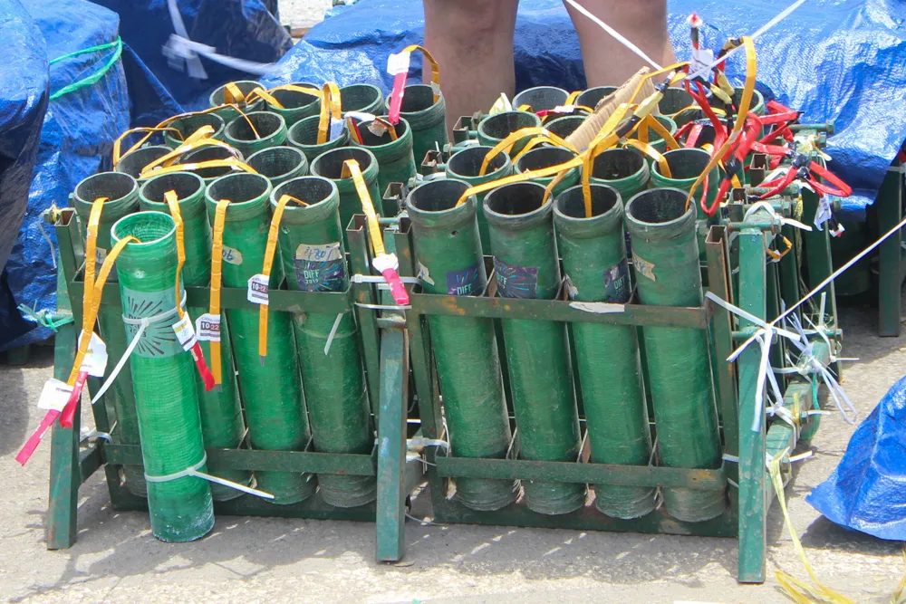 Các ống pháo được chuẩn bị kỹ càng. Ảnh: PHẠM NGA