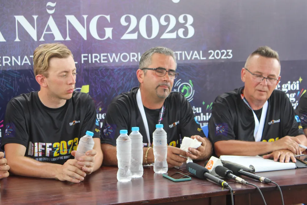 "Với chủ đề "Thế giới không khoảng cách", đây chính là một cơ hội tuyệt vời để chứng minh rằng: mặc dù có khác biệt về ngôn ngữ, màu da và chủng tộc nhưng chúng ta đều có chung một sự cố gắng, và đều có thể kết nối lại với nhau", ông Damiano Baraldo - đội trưởng đội Italy cho biết. Ảnh: PHẠM NGA