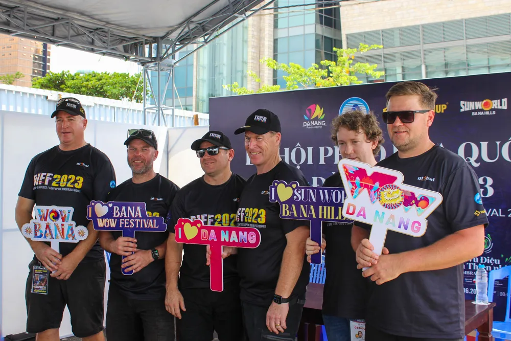 "Lễ hội pháo hoa mỗi nước đều có những đặc điểm riêng đúng với truyền thống của họ. Với DIFF thì đó sẽ là quy mô rất lớn! Chúng tôi có thể sử dụng hiệu ứng pháo hoa ở dưới nước hoặc trên trời", ông Christian Anthony Howard, đội trưởng đội Australia nói. Ảnh: PHẠM NGA