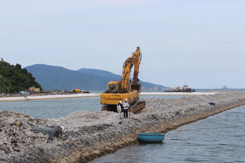 Công nhân khẩn trương thi công dưới thời tiết nắng nóng. Ảnh: PHẠM NGA