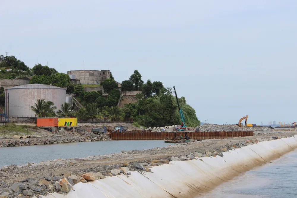 Hạng mục đê kè chắn sóng vẫn đang được thi công đúng tiến độ. Ảnh: PHẠM NGA