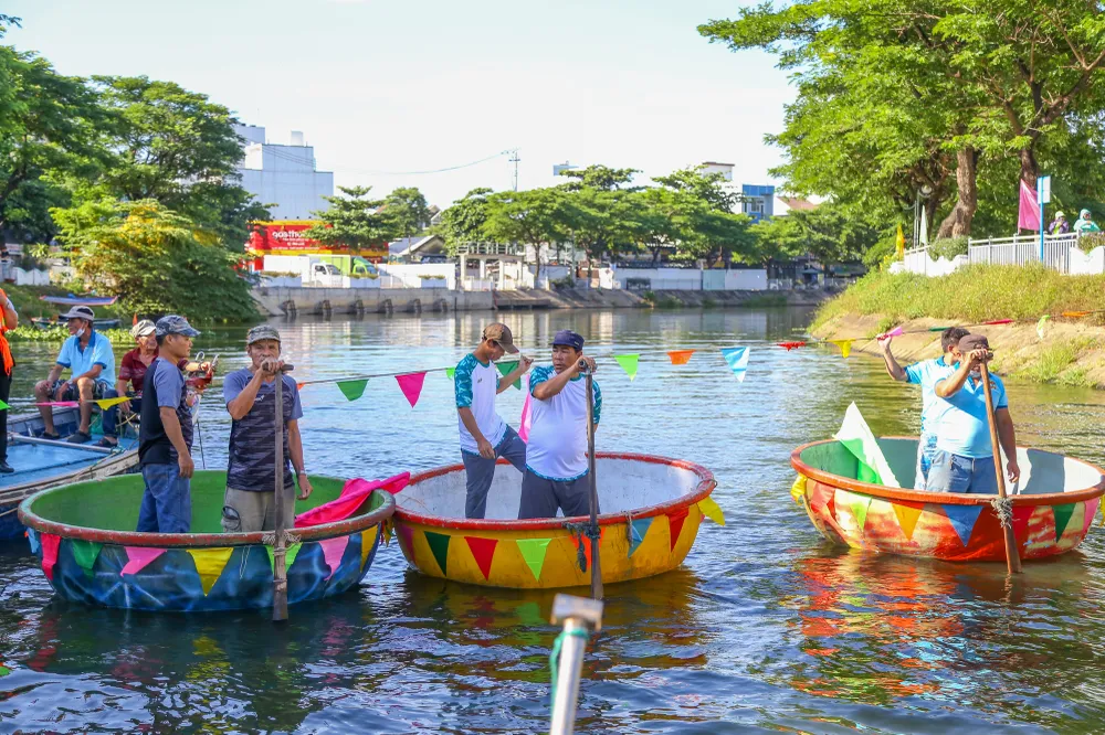 Các đội thi đưa thúng vào vị trí chuẩn bị xuất phát. Ảnh: PHẠM NGA