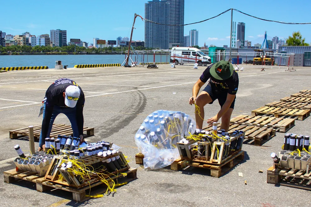 Các thành viên đội tuyển Ba Lan gấp rút hoàn thành những công đoạn cuối cùng