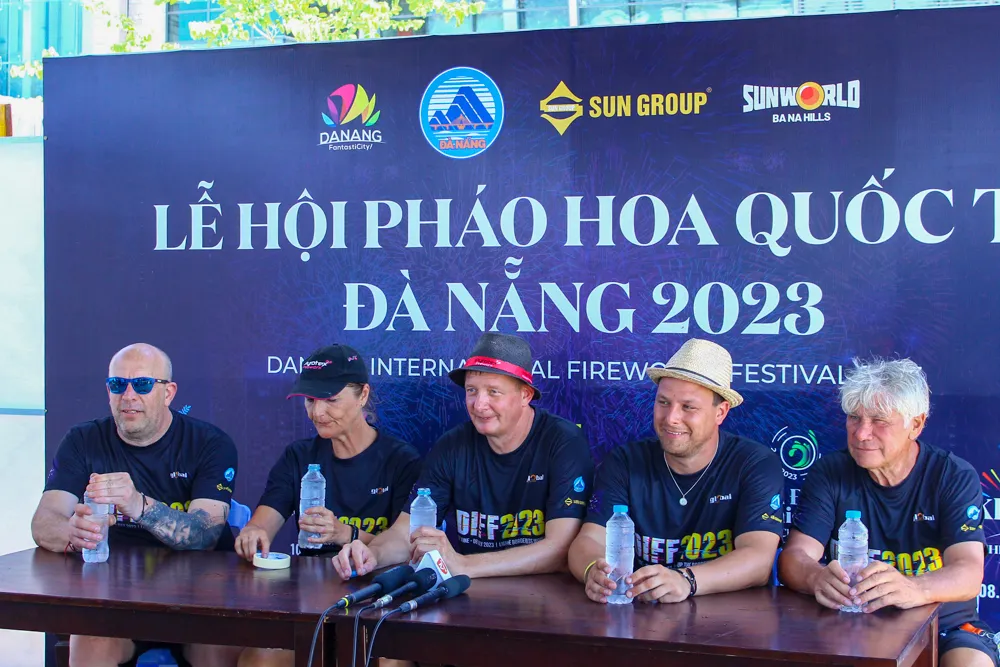 "Chúng tôi luôn coi DIFF là một cuộc thi có tính cạnh tranh cao bởi tại đây có sự tề tựu của nhiều tên tuổi pháo hoa lớn ở khắp nơi trên thế giới. Chúng tôi đã đặt nhiều cố gắng và nỗ lực để mang lại màn trình diễn giàu cảm xúc cho khán giả", ông Mark Bryan Kelsal đội trưởng đội pháo hoa Anh chia sẻ