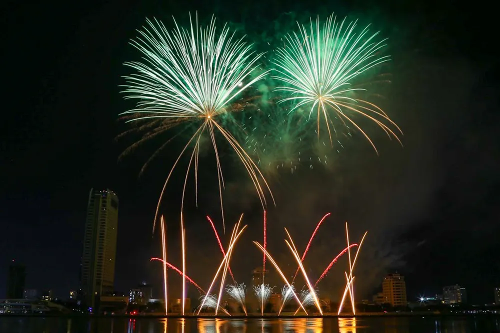 Đội tuyển Ba Lan mang đến một làn gió mới mẻ với sắc màu huyền bí và quyền lực trên nền nhạc điện tử EDM