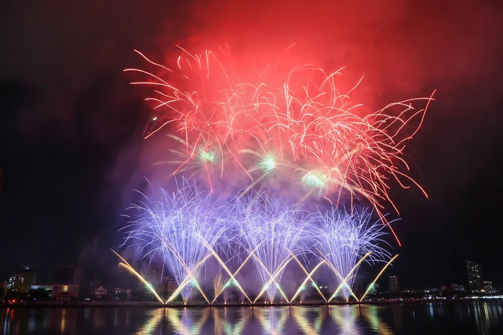 Đến với DIFF 2023, đội Pyrotex Fireworx Ltd của vương Quốc Anh mang đến câu chuyện “Thắp sáng thế giới”, đưa khán giả hồi tưởng lại 2 năm cả thế giới đồng lòng vượt qua những thử thách, cam go, để chiến thắng đại dịch Covid-19