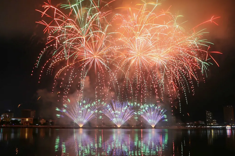 Chị Hoàng Anh (du khách đến từ Hà Nội) thán phục sau khi xem phần trình diễn của đội Anh: “Đội pháo hoa của Anh đưa chúng tôi từ cảm xúc bồi hồi ở phần đầu cho đến bùng nổ sức sống mãnh liệt ở phần sau. Họ tái hiện được câu chuyện về thời kỳ thế giới cùng nhau trải qua dịch bệnh trên nền trời Đà Nẵng”. Phần thi của đội tuyển Anh được nhận xét là một “liều thuốc” để cổ vũ tinh thần vượt qua khó khăn của nhân loại, đồng thời là lời nhắn nhủ để mỗi người càng thêm trân quý sự tự do, hạnh phúc mỗi ngày