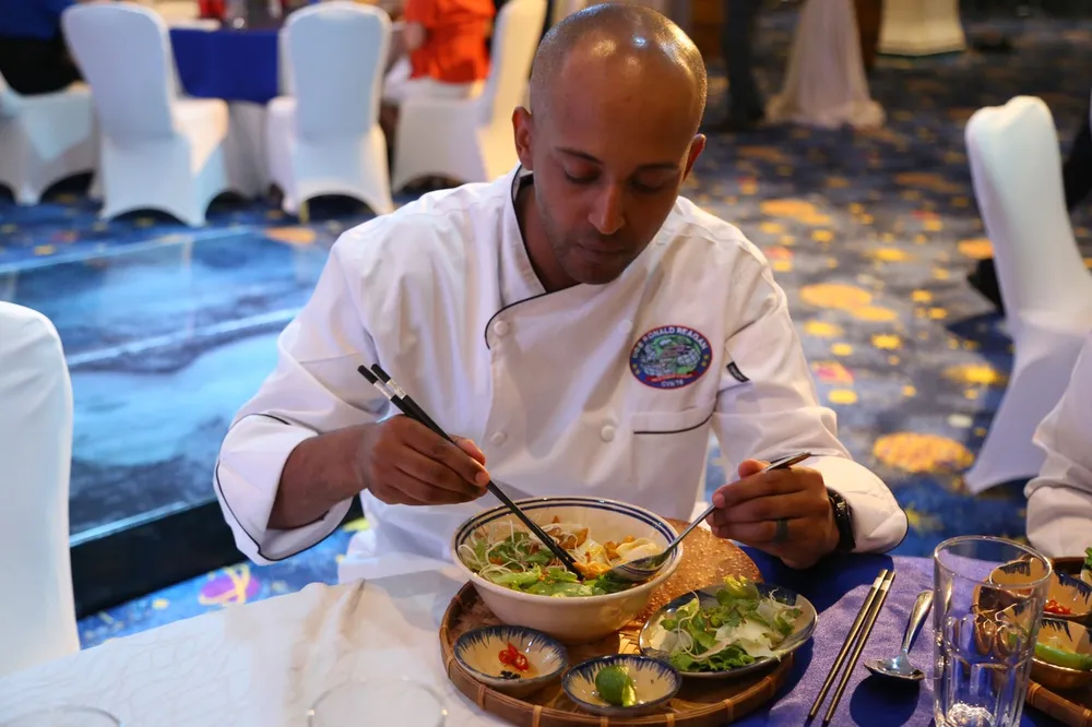 Nhiều thủy thủ đã dành lời khen cho món mì Quảng