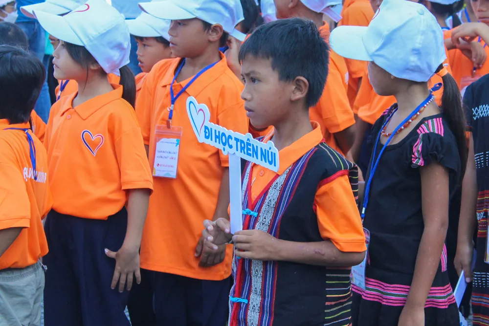 "Và từ đó, gieo vào các em những ước mơ, những khát vọng để vươn lên, vượt qua khó khăn trong cuộc sống. Đặc biệt, tạo động lực để các em viết tiếp con đường học tập của mình”, anh Nam chia sẻ. Ảnh: PHẠM NGA