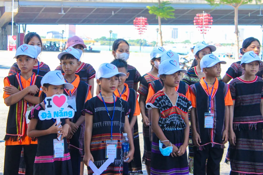 Anh Nguyễn Bình Nam (chủ nhiệm CLB Bạn thương nhau) cho biết, anh cùng các cộng sự đã lên ý tưởng và tổ chức chuyến đi này với mong muốn cho các em biết còn có một cuộc sống khác, một thế giới khác bên ngoài cuộc sống của rừng núi. Ảnh: PHẠM NGA