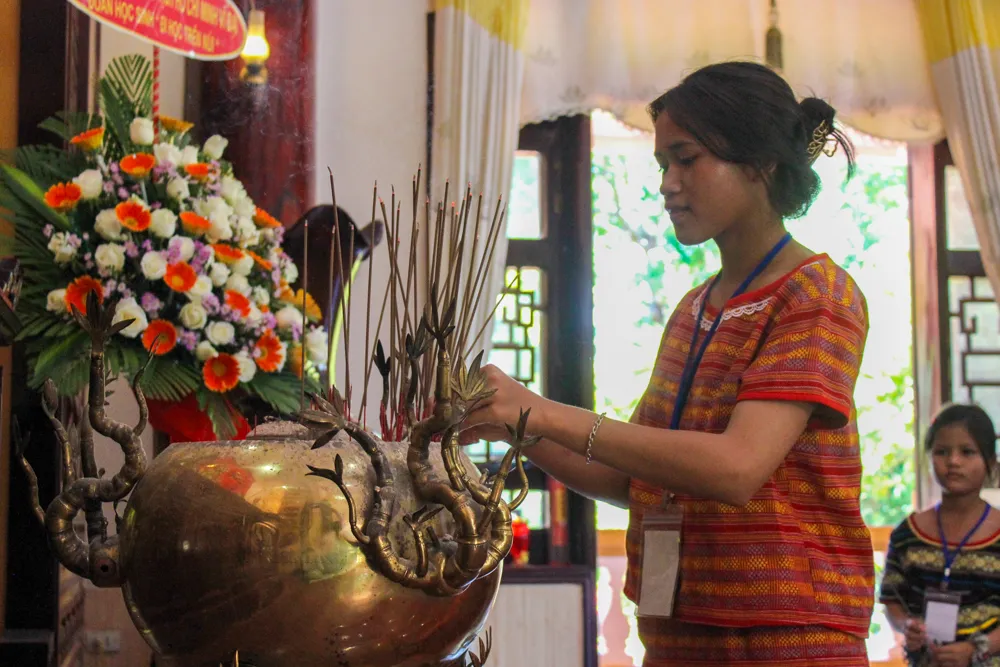 Ngoài ra, chuyến đi này các em còn được tham quan mô hình nhà sàn của Bác Hồ, lắng nghe những câu chuyện về Bác tại Bảo tàng Quân khu 5 (đóng tại TP Đà Nẵng). Sau đó, tất cả thành viên của đoàn cùng các em dâng hương để tưởng nhớ Bác Hồ kính yêu. Ảnh: PHẠM NGA