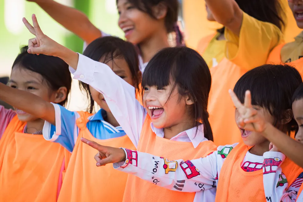 "Tôi thật sự rất xúc động khi nhìn các em vui chơi, hòa đồng một cách tự nhiên. Đây là một trải nghiệm rất thú vị và không thể nào quên đối với các em", thầy Nguyễn Văn Toan, giáo viên Trường Tiểu học A Nông (huyện Tây Giang) chia sẻ. Ảnh: TÙNG QUÂN