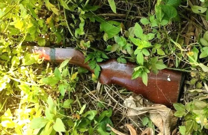 Một phần khẩu súng được tìm thấy gần hiện trường vụ án Một phần khẩu súng được tìm thấy gần hiện trường vụ án