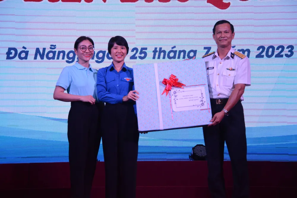 Ban tổ chức tặng quà đơn vị Vùng 3 Hải Quân