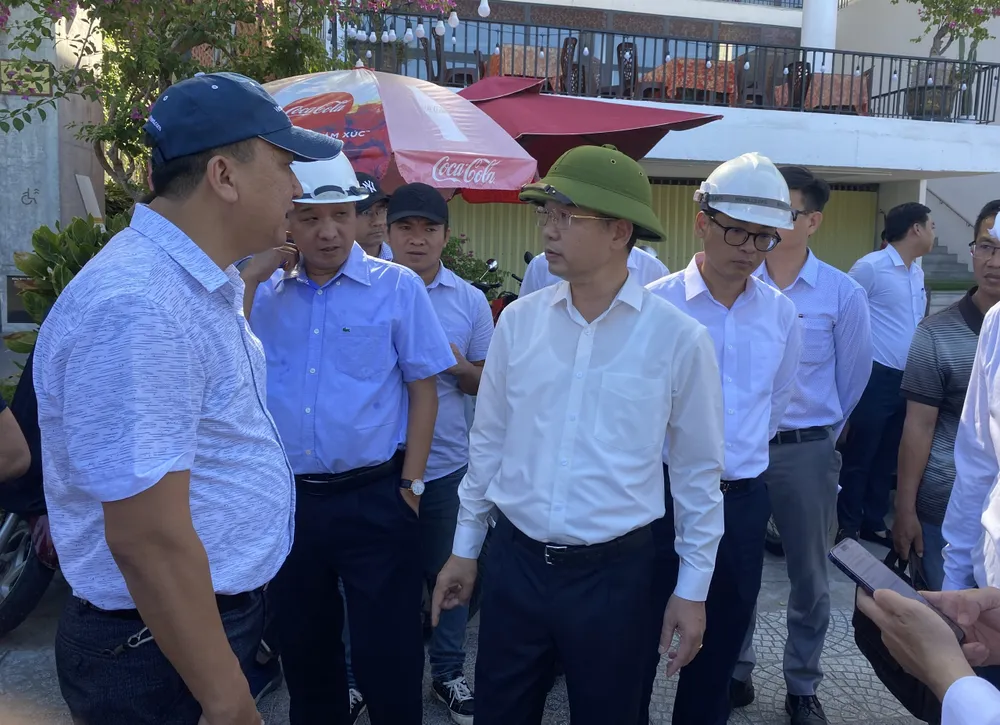 Bí thư Nguyễn Văn Quảng chỉ đạo các sở, ban, ngành khắc phục ngay tình trạng nước mưa xả ra biển. Ảnh: PHẠM NGA