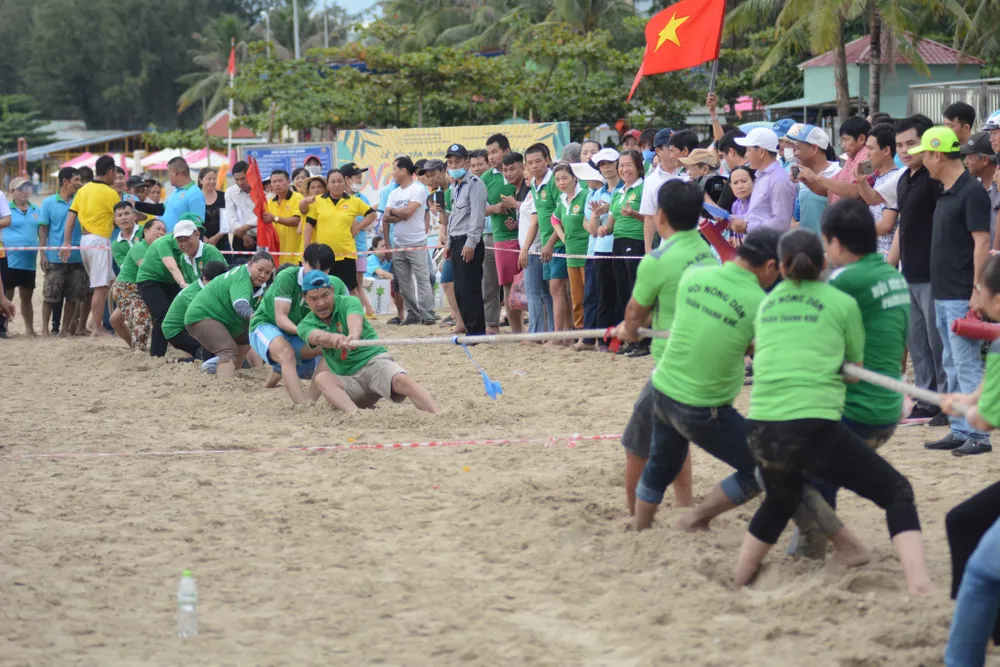 Hàng trăm người dân tham gia cổ vũ cho các đội thi