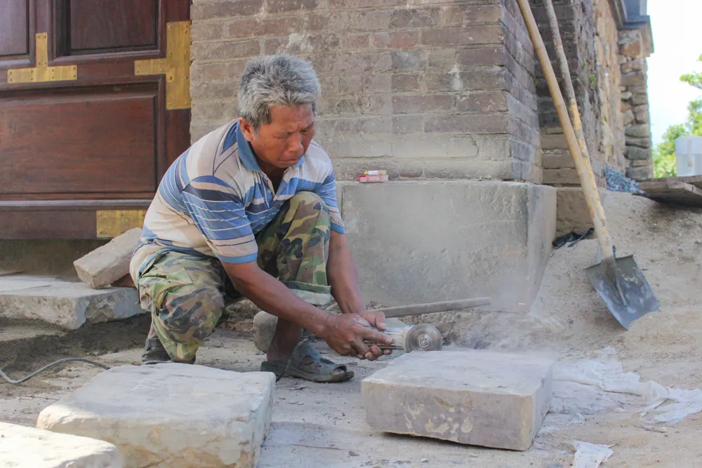 Công nhân miệt mài hoàn thành các hạng mục cuối của dự án