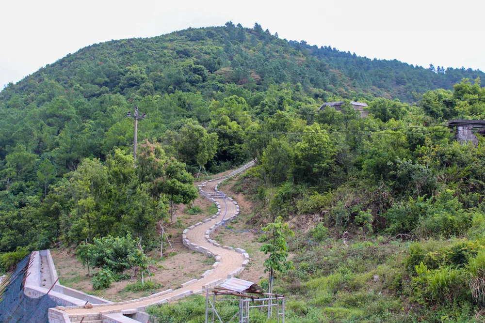 Lối đi, tường thành trước và sau di tích phần lớn đã hoàn thành, đảm bảo mỹ quan phục vụ du lịch