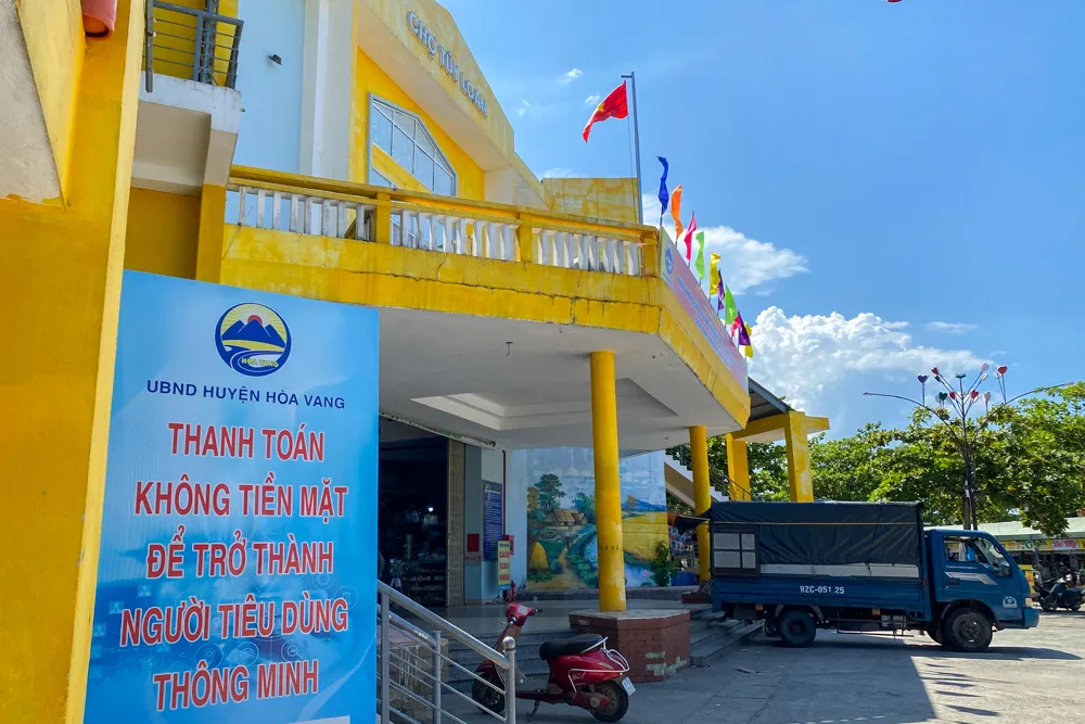 Hiện nay, nhiều khu chợ quê của huyện Hòa Vang đã triển khai mô hình "Chợ thanh toán không tiền mặt" Hiện nay, nhiều khu chợ quê của huyện Hòa Vang đã triển khai mô hình "Chợ thanh toán không tiền mặt"