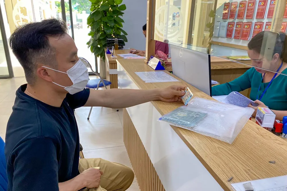 Người dân làm thủ tục hành chính tại UBND quận Sơn Trà