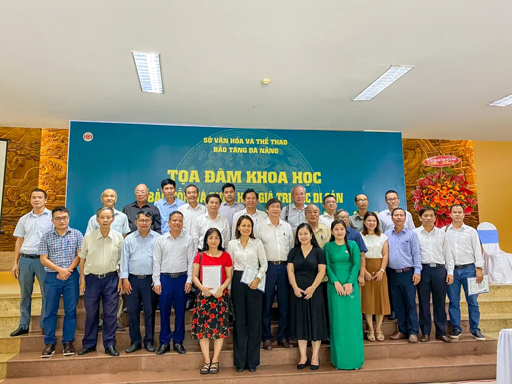 Các đại biểu chụp ảnh lưu niệm tại buổi tọa đàm