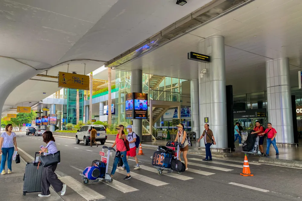 Các đoàn khách liên tục ra vào khu vực ga quốc nội tại sân bay Đà Nẵng