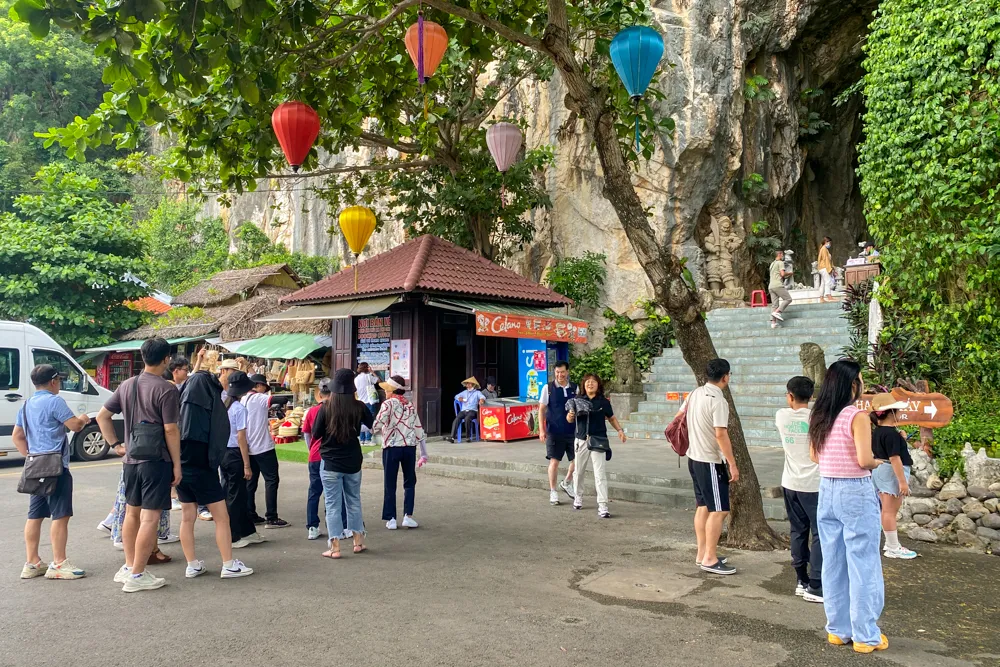 Các đoàn lữ hành liên tục ra vào khiến khu vực bán vé đông đúc và nhộn nhịp