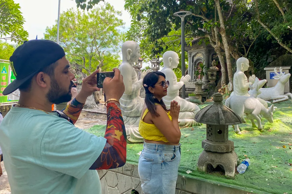 Hai du khách nước ngoài chụp ảnh lưu niệm tại khu danh thắng Ngũ Hành Sơn