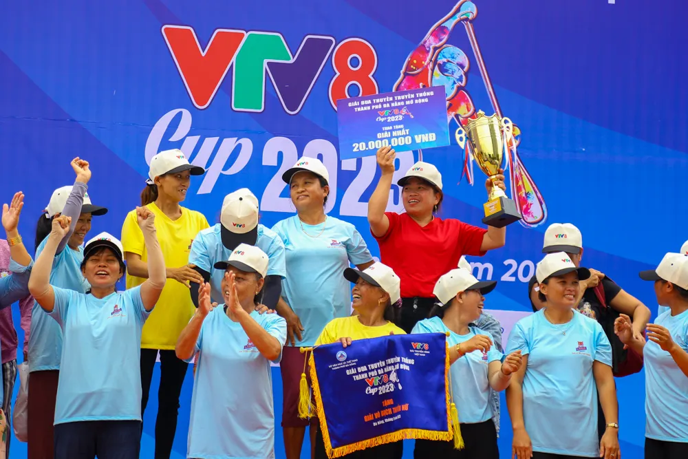 Ban tổ chức trao giải cho các đội đua về nhất