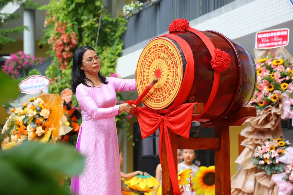 Cô Trần Thị Lệ, Hiệu trưởng Trường Tiểu học Lý Tự Trọng đánh trống khai giảng năm học mới