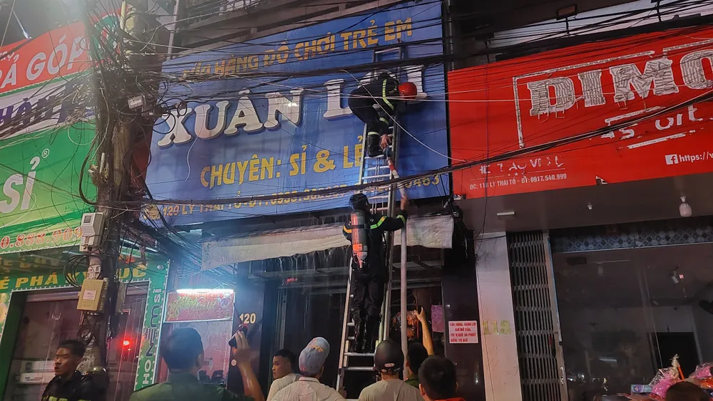 Lực lượng chức năng chữa cháy