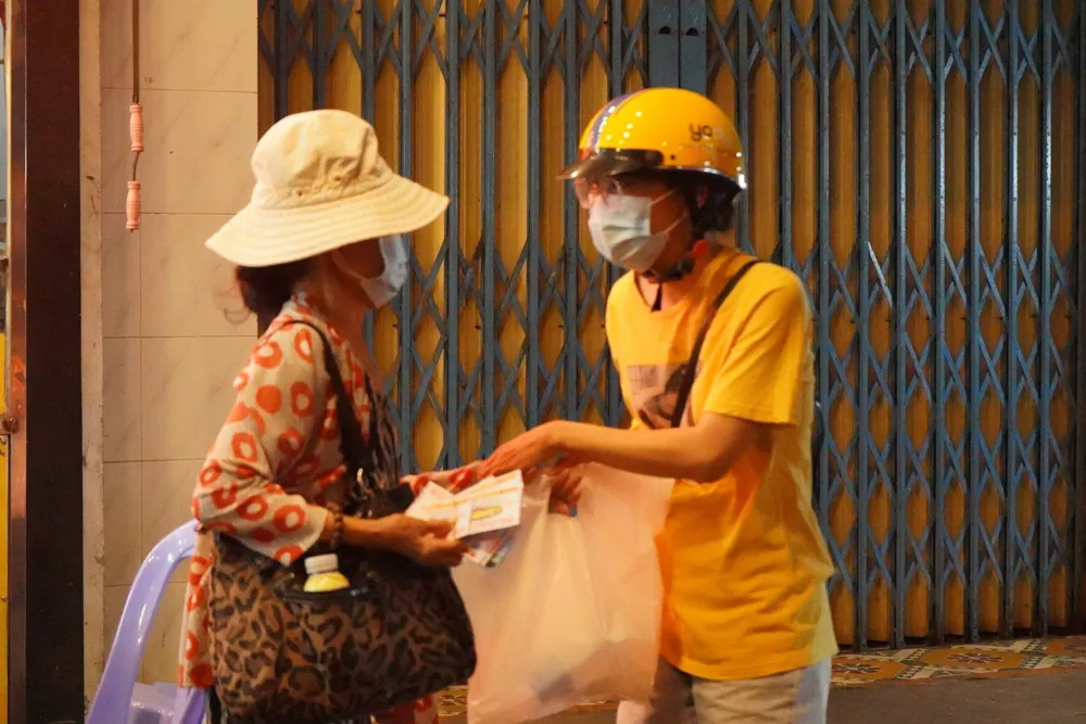 Suất ăn đêm được trao cho một người bán vé số Suất ăn đêm được trao cho một người bán vé số