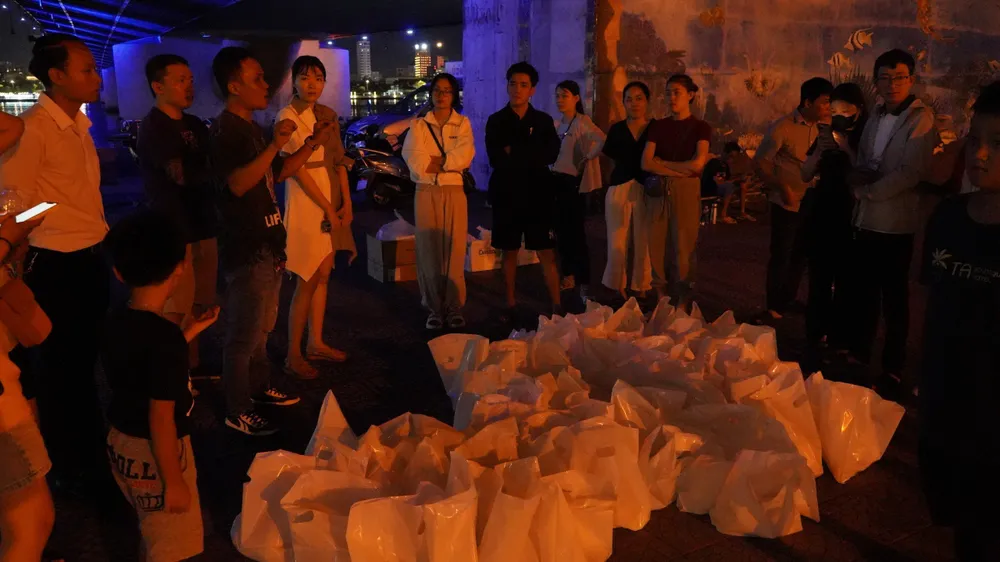 Trưởng nhóm Nguyễn Văn Hùng dặn dò mọi thành viên trước khi xuất phát Trưởng nhóm Nguyễn Văn Hùng dặn dò mọi thành viên trước khi xuất phát